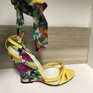 NIB Karen Millen Yellow Floral wrap wedge sandal